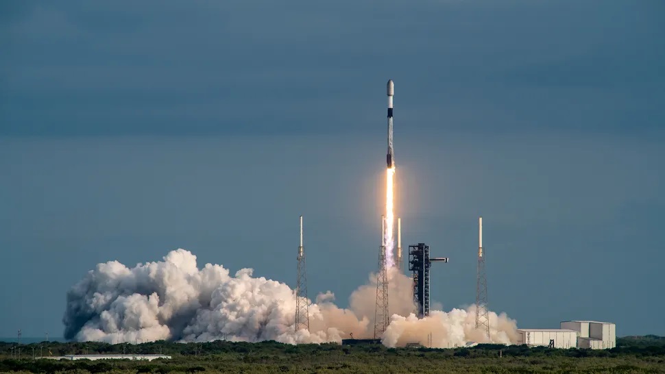 Roket Falcon 9 milik SpaceX membawa misi ke-10 peluncuran satelit Starlink, Selasa (28/5/2024).